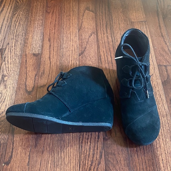 Toms Kaia Wedge Black Suede Booties - Picture 2 of 13